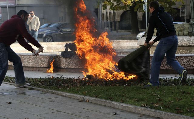В болгарской столице женщина устроила акт самосожжения напротив штаб-квартиры президента страны. Медики, эвакуировавшие женщину с места инцидента, подтвердили, что она сильно обгорела, но осталась жива. Фото: AFP