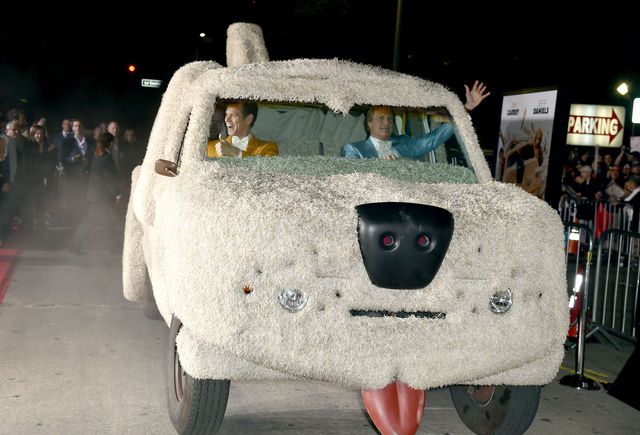 Джим Керри и Джефф Дэниелс приехали на премьеру "Тупой и еще тупее 2" на мохнатой собаке. Фото: AFP