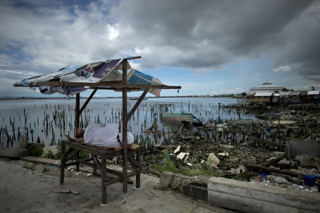 Руйнівний тайфун обрушився на північні райони Філіппін, в результаті якого тисячі людей були змушені покинути свої будинки. Проливні дощі затопили міста в 22 провінціях країни. Фото: AFP