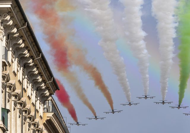 В Італії відзначили День єдності. В небо піднялися літаки, що випускають дим кольорів прапора країни. Фото: AFP