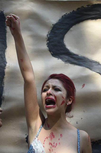 Десятки тысяч людей вышли в среду на марш протеста в Мехико, требуя от правительства найти и вернуть пропавших 40 дней назад студентов. Обстоятельства исчезновения 43 молодых людей на студенческой манифестации в городе Игуала вызывают все больший гнев в обществе. Фото: AFP