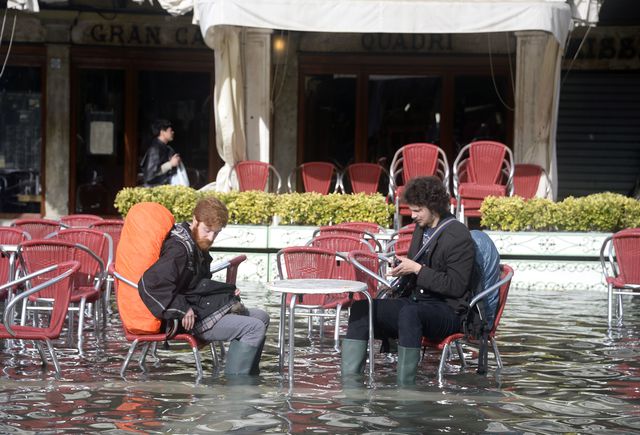 По всей Италии объявлено штормовое предупреждение. В столице ввели так называемый красный код опасности. Причина — проливные дожди, которые продолжаются уже вторые сутки. Фото: AFP
