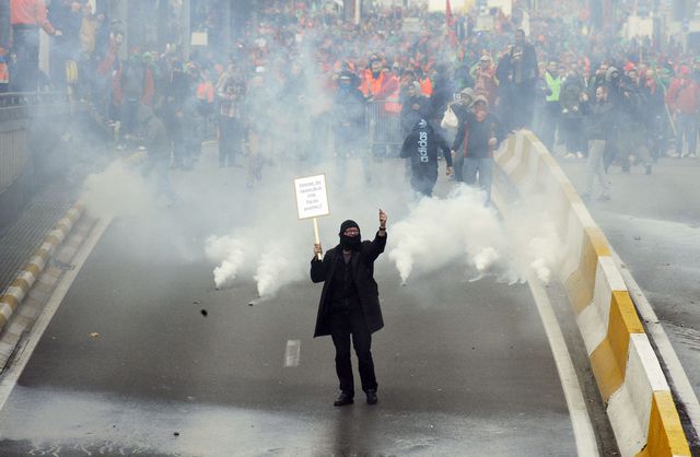 <p><span>Масовий протест у Брюсселі: перевернуті авто, вулиці у вогні, фото AFP</span></p>