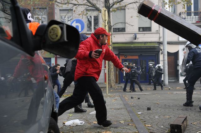 <p><span>Масовий протест у Брюсселі: перевернуті авто, вулиці у вогні, фото AFP</span></p>