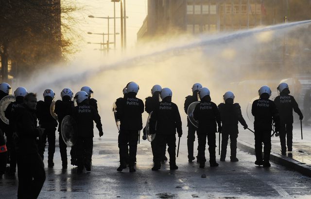 Массовый протест в Брюсселе: перевернутые авто, улицы в огне, фото AFP