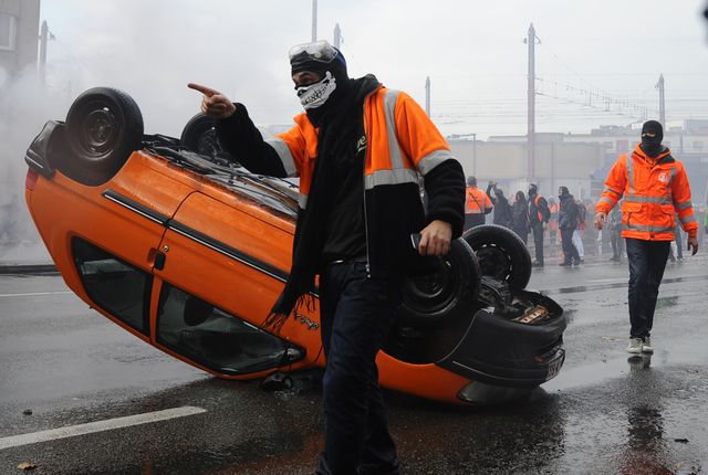 Массовый протест в Брюсселе: перевернутые авто, улицы в огне, фото AFP