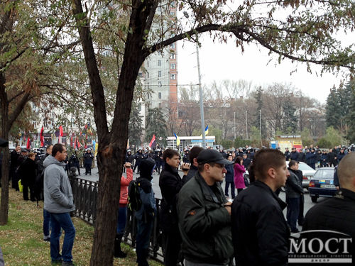 <p>У Дніпропетровську мітингували комуністи і "Правий сектор". Фото: most-dnepr.info</p>