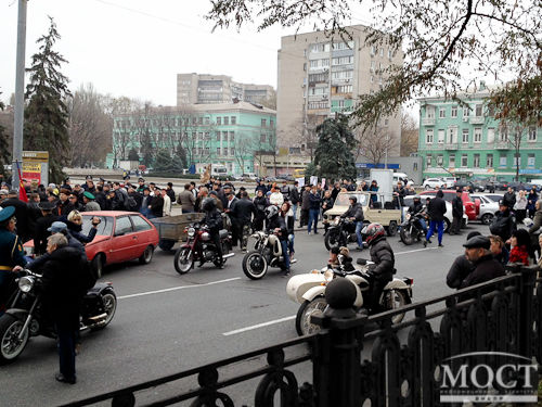 <p>У Дніпропетровську мітингували комуністи і "Правий сектор". Фото: most-dnepr.info</p>