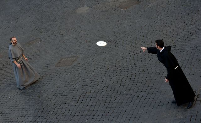 Два священника сыграли в фрисби на площади в Риме. Фото: AFP