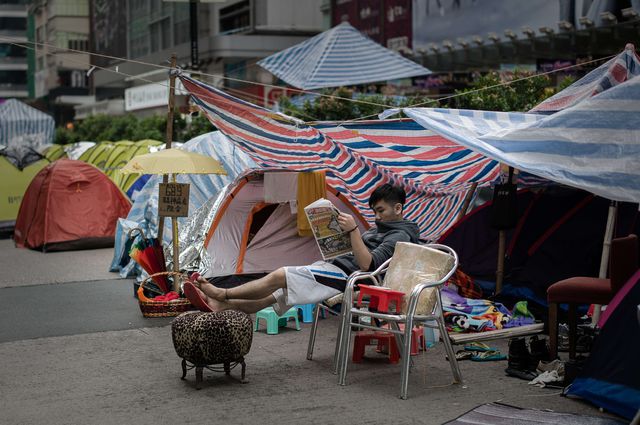 В Гонконге вновь нарастает обострение противоречий жителей с властями. 7 ноября впервые за две недели между протестующими и полицией возобновились стычки. Сотрудники правоохранительных органов разогнали демонстрантов в масках Гая Фокса в квартале Монгкок. Фото: AFP