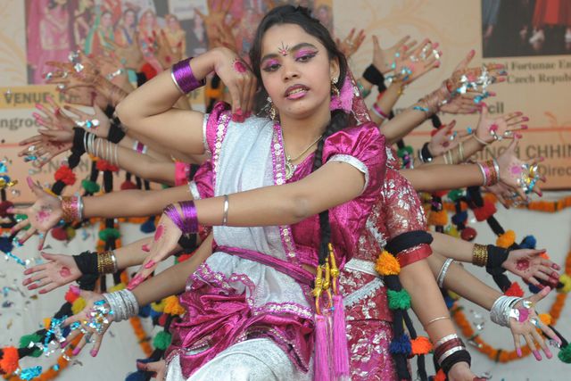 В Індії готуються до свята Халса. Під час свята вулиці міст заповнюються яскравими процесіями. Фестиваль є продовженням традиції свята кольору і щастя. Фото: AFP