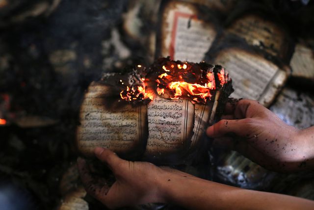 Кілька ізраїльських поселенців підпалили мечеть в селі Аль-Мугайір поблизу палестинського міста Рамалла. За даними місцевої влади, згорів весь перший поверх будівлі. Фото: AFP
