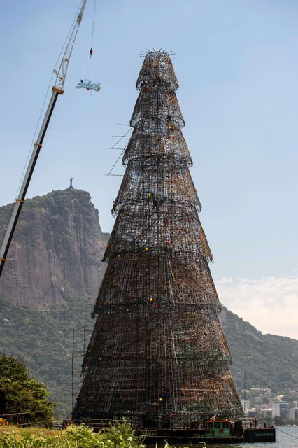 В Рио-де-Жанейро была установлена самая высокая плавучая рождественская елка. Ее высота составляет 85 метров, а вес — 530 тонн. Плавучую елку устанавливают в Рио уже 12 лет подряд. Фото: AFP