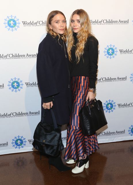 Мэри-Кейт (слева) и Эшли Олсен на World Of Children Awards 6 ноября.  фото:AFP 