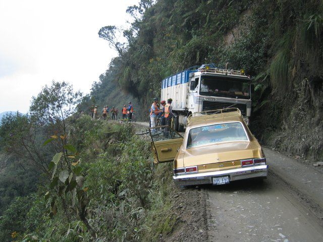 Дорога в Юнгас в Боливии<br /><br />
Невообразимо опасную дорогу здесь открыто именуют "Дорогой смерти", хотя и пользуются ею каждый день. Как результат — десятки сорвавшихся в обрыв машин и сотни погибших ежегодно. 