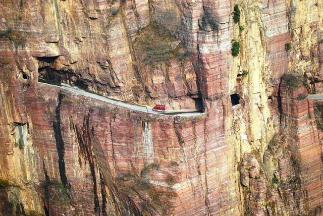 Дорога Голіань<br />
Відкрита в 1977 році дорога з китайського села Голіань за враженнями поступиться хіба що "Дорозі смерті" в Болівії. Всього 1200 метрів і тунель, в якому не розминуться і два легковики, плюс величезна прірва.