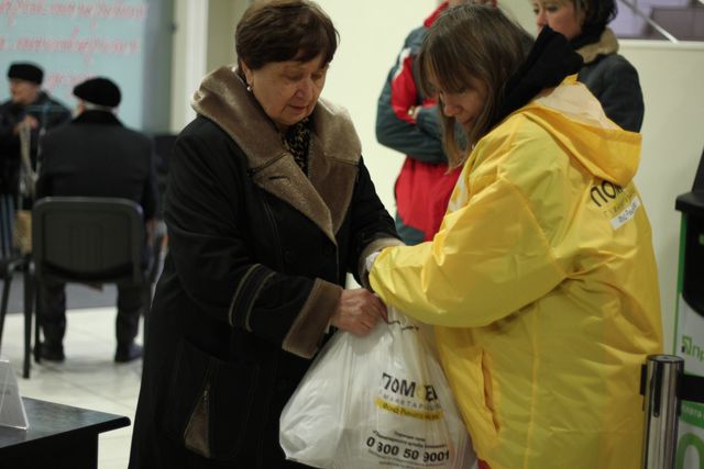 Выдача помощи волонтерами Гуманитарного штаба Рината Ахметова, 11 ноября, Калининский район