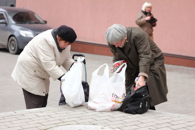 Выдача помощи волонтерами Гуманитарного штаба Рината Ахметова, 11 ноября, Калининский район