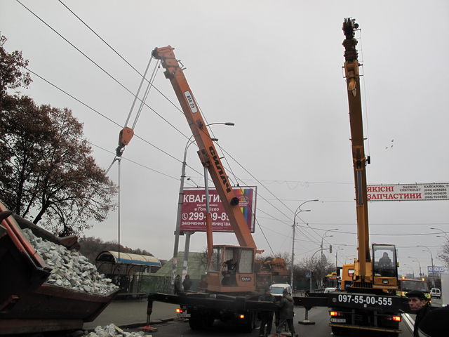 <p>Вантажівку і каміння прибрали з проїжджої частини. Фото УДАІ Києва</p>