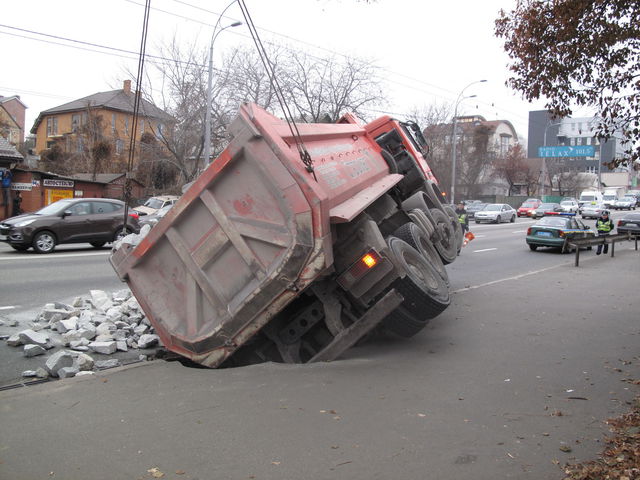 Грузовик и камни убрали с проезжей части. Фото УГАИ Киева