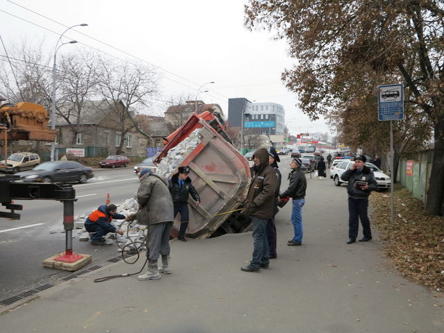 <p>Вантажівку і каміння прибрали з проїжджої частини. Фото УДАІ Києва</p>