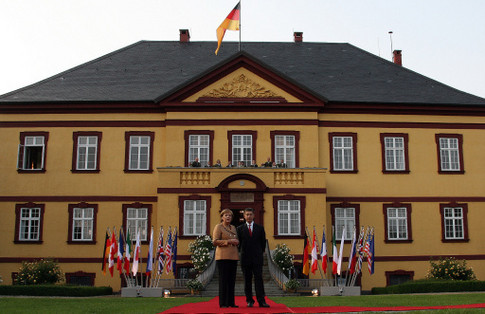 Ангела Меркель с мужем встречает гостей. Фото AFP