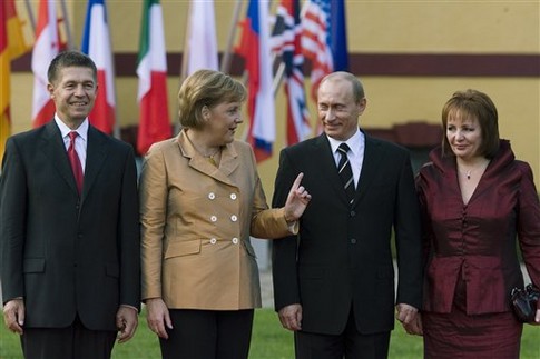 Ангела Меркель с мужем и Владимир Путин с супругой. Фото АР