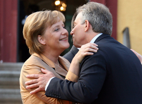 Тони Блэр приветствует канцлера Германии. Фото AFP