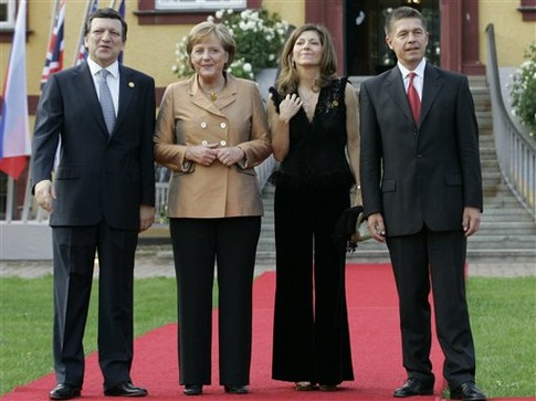 Ангела Меркель с мужем встречает главу Еврокомиссии Мануэля Баррозу с супругой. Фото АР