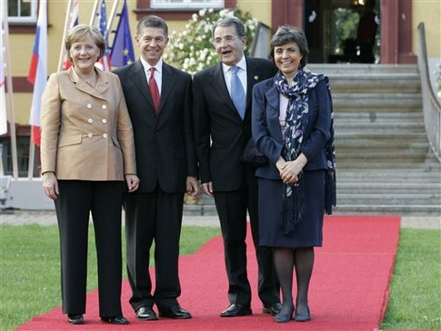Ангела Меркель с мужем и премьер-министр Италии Романо Проди с женой. Фото АР