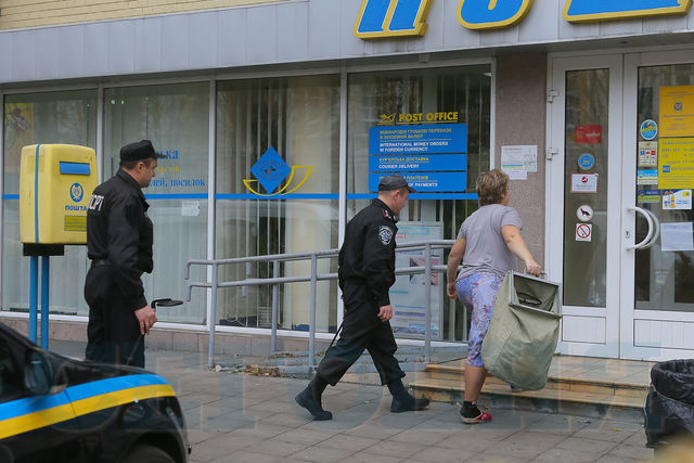 <p>На пошті в Києві шукали вибухівку</p> | Фото: Сергій Ніколаєв