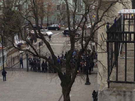 Милиция задержала 16 человек, которые пытались спилить забор у здания Администрации Президента. Фото: Украинская правда