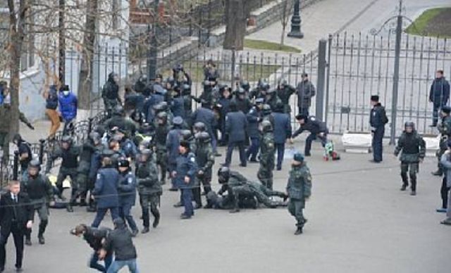 Милиция задержала 16 человек, которые пытались спилить забор у здания Администрации Президента. Фото: twitter.com/UMDPL