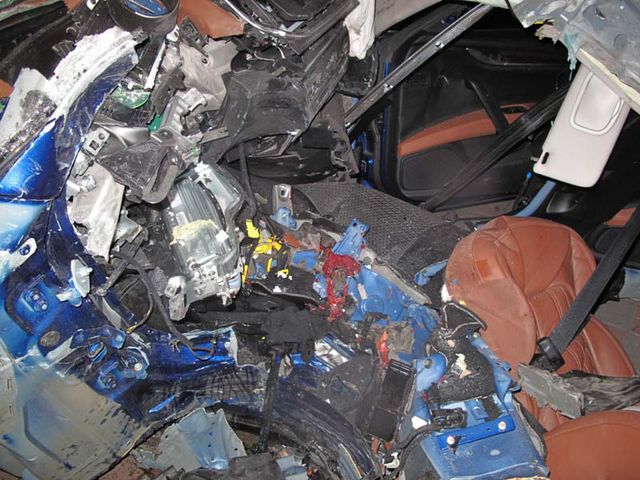 Сила удара. От спортивной машины осталась груда металла. Фото УГАИ Киева