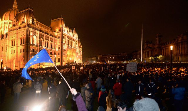 <p>Тисячі угорців пікетують Кабінет міністрів, фото AFP</p>