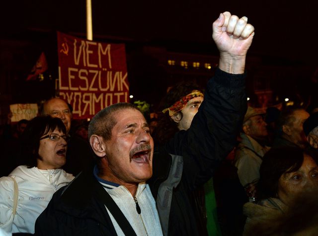 <p>Тисячі угорців пікетують Кабінет міністрів, фото AFP</p>