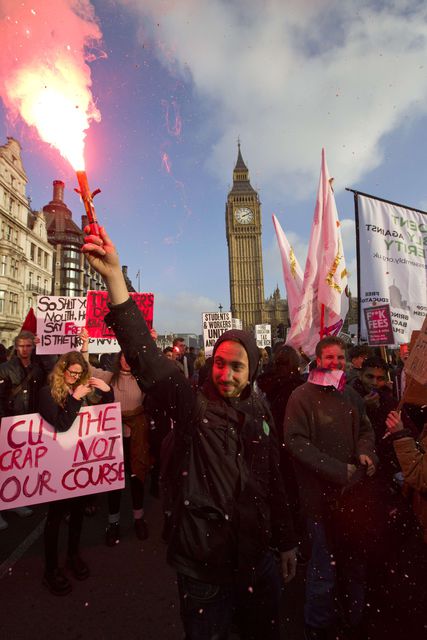 Студенти і викладачі вишв Лондона протестували проти підвищення плати за навчання. Демонстрації переросли в масові заворушення. Справа дійшла навіть до спроби прорватися в штаб-квартиру правлячої консервативної партії. Фото: AFP