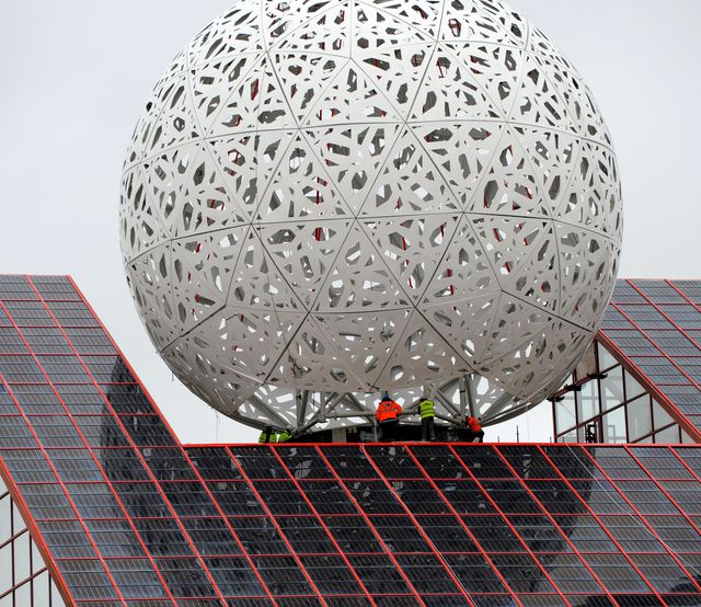 В Шассней-дю-Пуату установили шар после ремонта основного павильона 