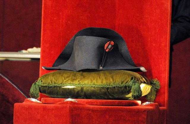 Черная фетровая шляпа французского полководца Наполеона Бонапарта ушла с молотка в субботу почти за 1,9 миллиона евро. Имя покупателя не сообщается. Известно, что это одна из примерно 120 шляп Наполеона, которые он надевал во время сражений. Шляпа не соответствовала униформе ни одной из частей французской армии. Всего до наших дней сохранились 19 шляп императора, несколько из них находятся в частных коллекциях, остальные экспонируются в музеях. Фото: AFP