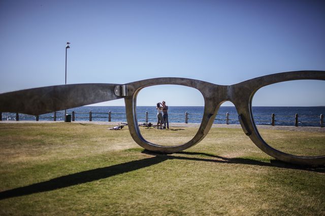 Памятник Нельсону Манделе, торжественно открытый в Кейптауне, был подвергнут резкой критике со стороны общественности. Работа местного скульптора Майкла Элиона, посвященная покойному президенту Южной Африки, представляет собой гигантские солнцезащитные очки Ray Ban, выполненные из стали. Что хотел этим сказать скульптор, остается загадкой. Фото: AFP