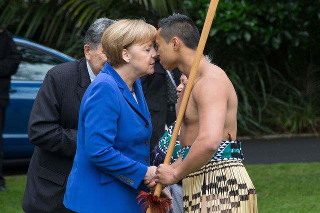 По дорозі на саміт "Великої двадцятки" в Австралії канцлер Німеччини Ангела Меркель відвідала Нову Зеландію. Зокрема, Меркель взяла участь у церемонії звільнення пташеняти ківі. Потім канцлер пройшла обряд маорийского вітання "пофірі", потершись носами з представниками народу маорі. Фото: AFP