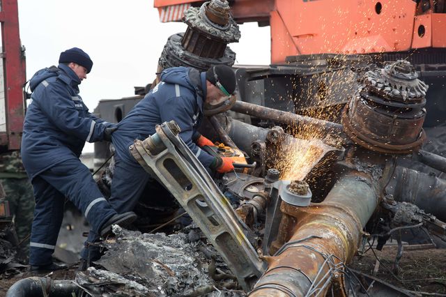 Специалисты начали вывозить из Донецкой области обломки малайзийского 