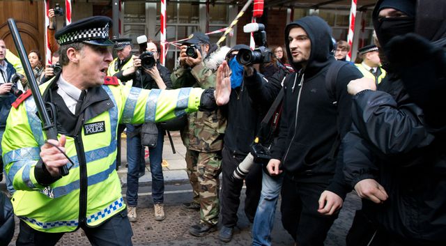 В Лондоне в ходе акции протеста студентов вспыхнули беспорядки, фото AFP
