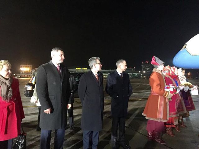 <p>Байдена в аеропорту зустрічали В.Кличко і Б.Ложкін, фото facebook.com/myroslava.gongadze</p>