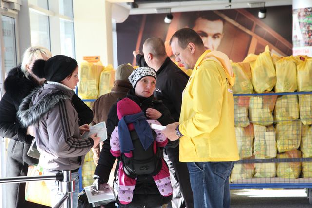 <p>На Донбас Арені роздали понад 12 тисяч наборів для гуманітарної допомоги для дітей</p>
