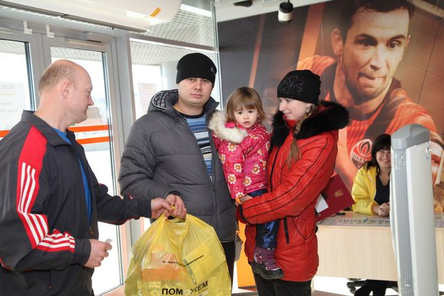 На Донбасс Арене раздали более 12 тысяч наборов для гуманитарной помощи для детей