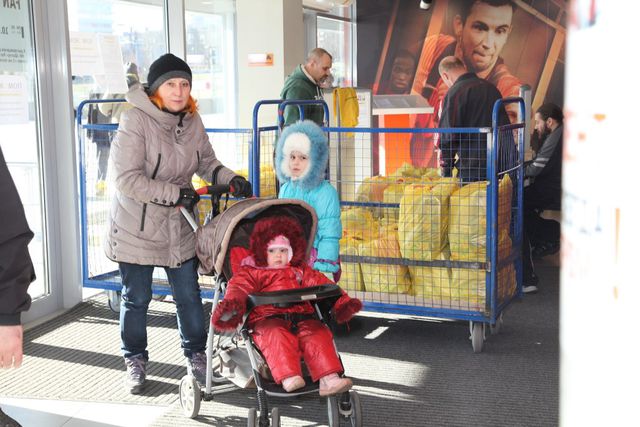 На Донбасс Арене раздали более 12 тысяч наборов для гуманитарной помощи для детей