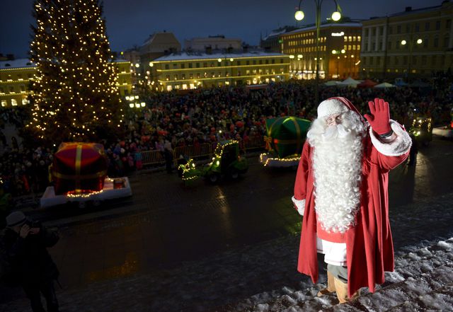 Ожидание Рождества и его празднование начинаются в Хельсинки в конце ноября с традиционного открытия рождественского сезона на улице Алексантеринкату. С самого начала праздников на улицах города толпится народ, привлеченный рождественскими благотворительными базарами. Фото: AFP