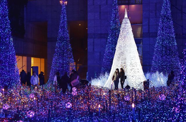 До кінця року багато країн у світі стають яскравішими і світлішими через новорічні свята. Ілюмінації, світлові інсталяції, святкові вогні – все це робить життя більш барвистою. У Токіо люди можуть помилуватися вогнями ілюмінації до 12 січня 2015 року. Фото: AFP