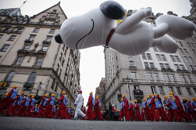 Щорічний парад на честь Дня подяки стартував в Нью-Йорку. У цей день у США проходять святкові паради, але найвідомішим з них є Macy's Thanksgiving Day Parade – приголомшливе шоу гігантських надувних фігур, що влаштовується з 1927 року в Нью-Йорку найбільшим у світі універмагом Мейсі. Фото: AFP